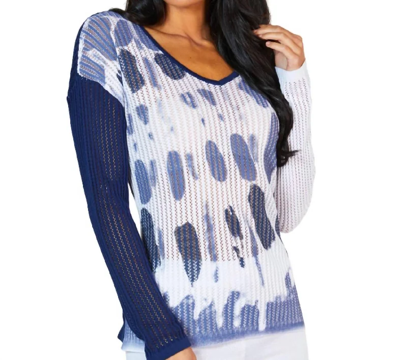 Spot V-Neck Top In White/navy